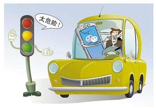 某出租車司機(jī)開車開車看電子書，嚇壞了身后的乘客