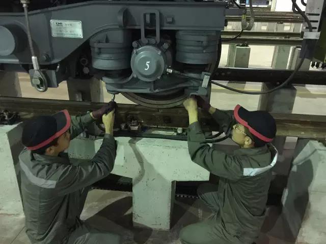 地鐵跑得那么穩(wěn)離不開空氣彈簧的支持